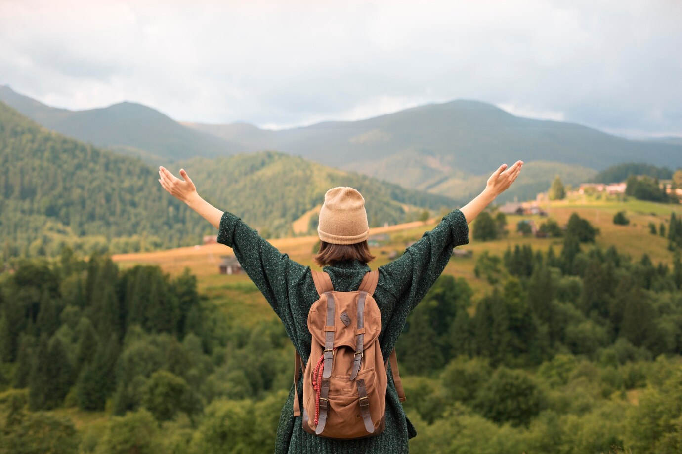 "Viajero disfrutando de una experiencia de turismo con propósito en un destino de naturaleza."